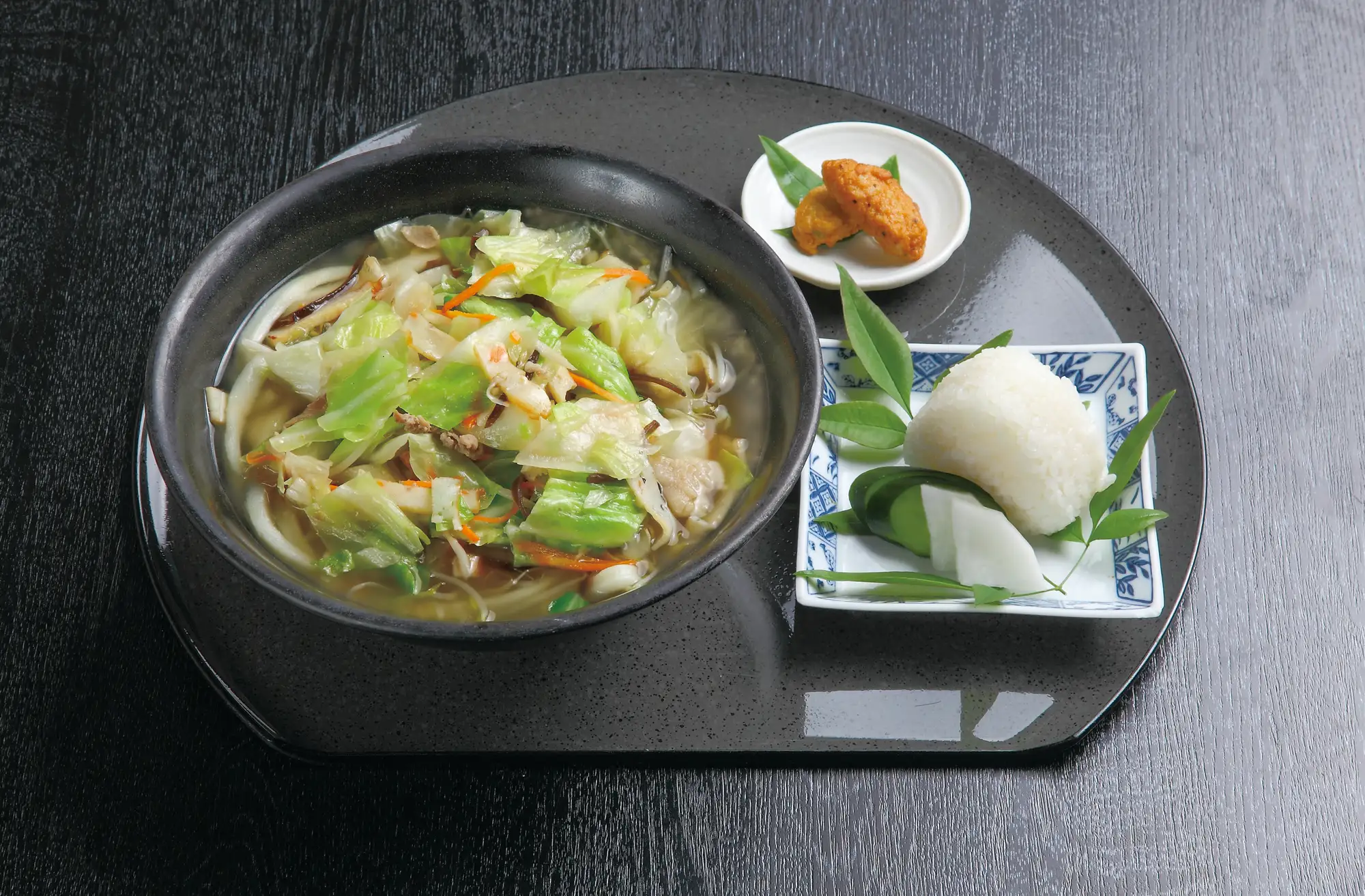 どんめんとおむすび、蒲鉾を盛り合わせたミニどんめんのセット