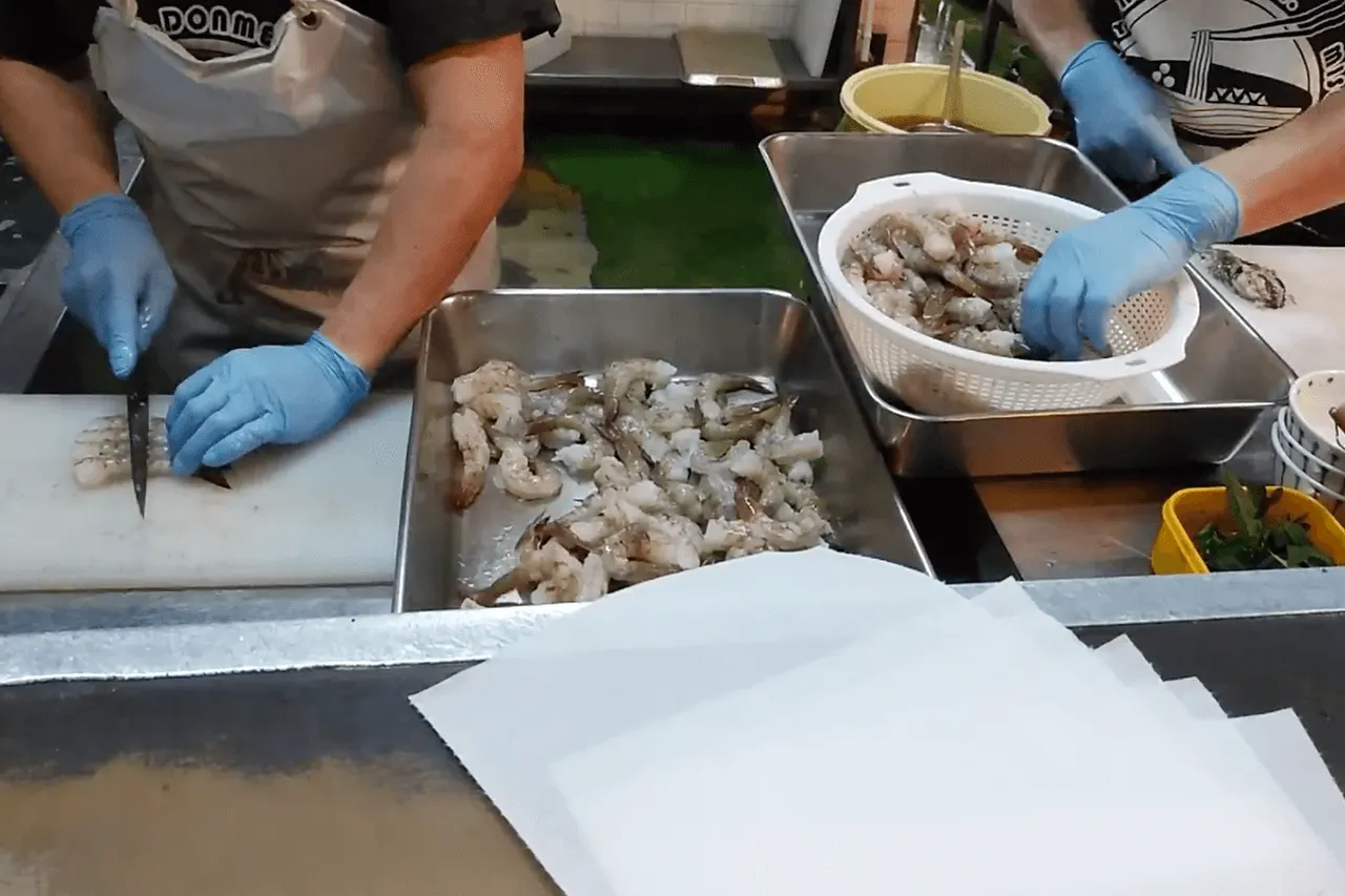 手袋を着けて食材を仕込む様子