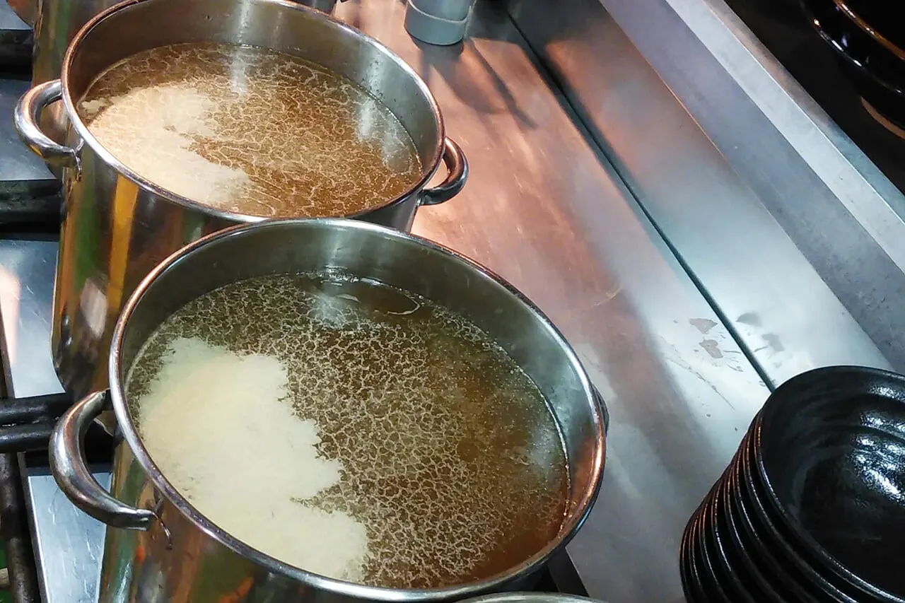 寸胴鍋で仕込む出汁