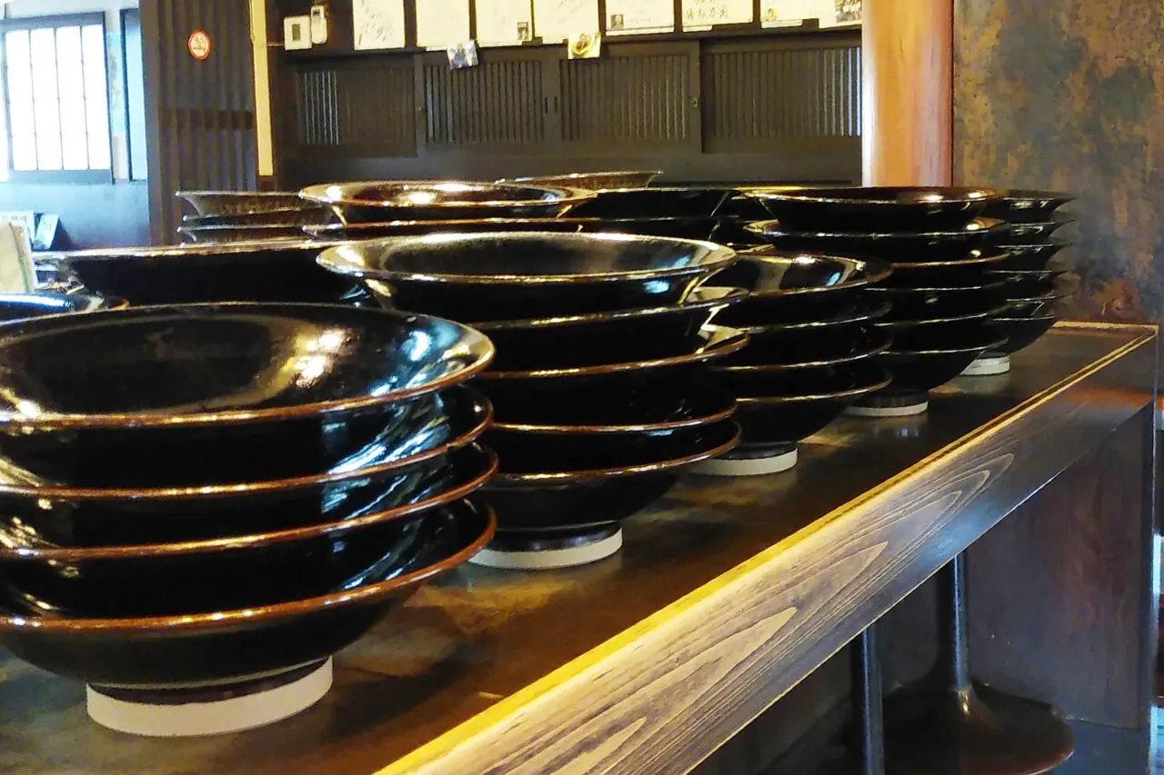 店内に重ねて並べたどんめんの器