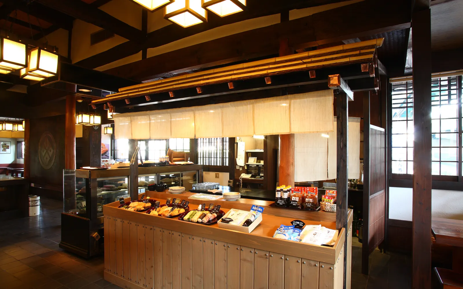 本店の店内にある料理蒲鉾 峰屋の売場