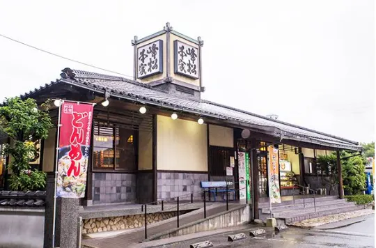 瓦屋根の本店外観